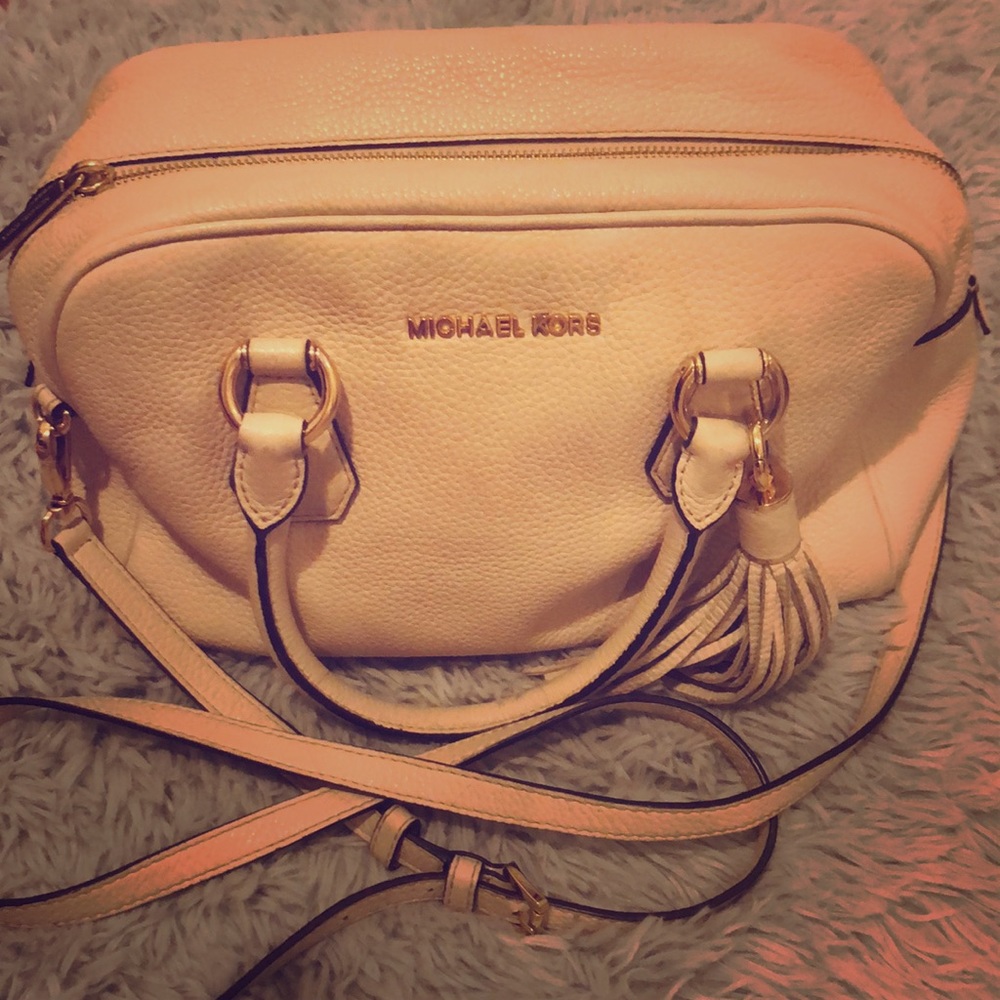 Michael kors satchel bag white.